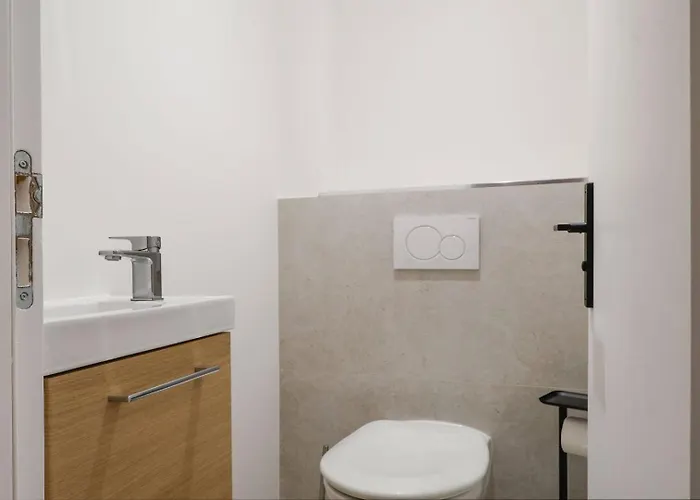 Thebluestay 264 - Spacious In 15 - Ac Apartment